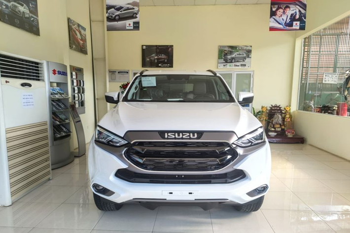 Xe còn có hệ thống điều hòa tự động 2 vùng, kết hợp cửa gió riêng cho hai hàng ghế sau gắn trên trần xe. Tiện nghi hàng ghế thứ hai có bệ đỡ tay và hai loại cổng sạc. Cung cấp sức mạnh cho Isuzu mu-X là động cơ diesel 1.9L tăng áp cho công suất tối đa 150 mã lực tại 3.600 vòng/phút, mô-men xoắn cực đại 350 Nm ở tốc độ 1.800 - 2.600 vòng/phút.
