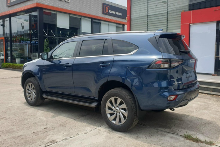 Mẫu xe SUV Isuzu mu-X mang dáng dấp đồ sộ với kích thước dài x rộng x cao lần lượt 4.850 x 1.870 x 1.870 mm và chiều dài cơ sở 2.855 mm. Đầu xe gây ấn tượng với lưới tản nhiệt có hai thanh nẹp crôm khổ lớn kéo dài, mang đậm phong cách của xe Isuzu. Đi cùng với đó là cụm đèn trước thanh mảnh tích hợp công nghệ LED.
