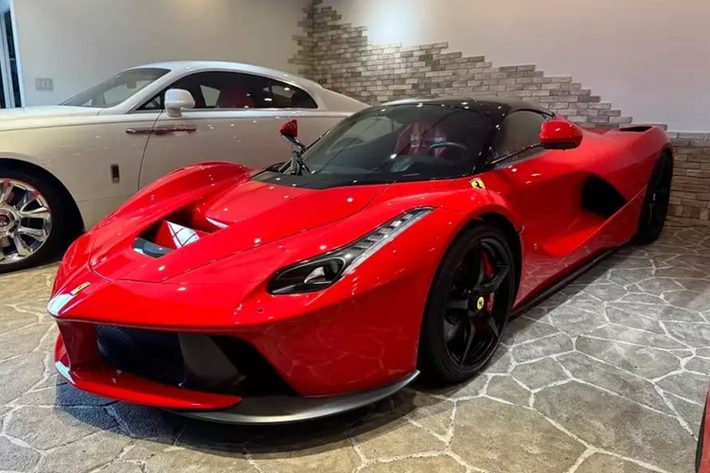 Mới đây, trên cộng đồng mạng lại xôn xao trước thông tin về việc siêu phẩm Ferrari LaFerrari về Việt Nam, theo đó một doanh nhân đến từ Gò Vấp đã âm thầm mua chiếc xe này, và trùng hợp, cách đây 3 năm trước, có 1 đại gia sinh sống ở đây cũng bật mí mua Ferrari LaFerrari, đang cho làm thủ tục về nước.