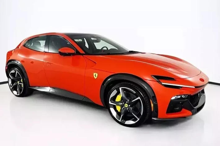 Và câu trả lời cho cơn sốt SUV Ferrari Purosangue đã có, một chiếc xe dường như chỉ tồn tại để khiến những người theo chủ nghĩa thuần túy thích cổ máy sử dụng động cơ hút khí tự nhiên, V12 cũng như là các nhà sưu tập hay các tay đầu cơ phải đấu tranh giành giật để nhanh có suất mua hàng.