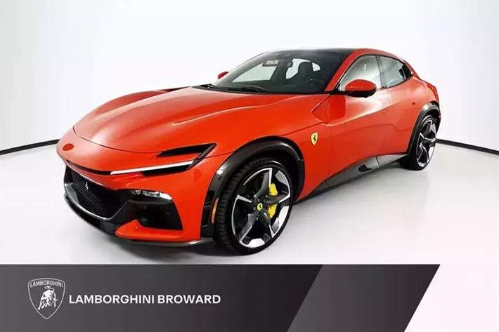 Ở thị trường xe SUV cao cấp có nhiều thương hiệu đình đám nhảy vào cuộc chơi như Lamborghini, Rolls-Royce, Bentley, Aston Martin và Porsche, nhưng Ferrari mới là sự khác lạ khi xe SUV của họ, mẫu Ferrari Purosangue 2024 mới là chiếc duy nhất được bán với động cơ V12 hút khí tự nhiên 6,5 lít.