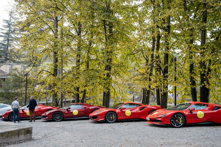 Vừa qua, hành trình đua cuối của hành trình Ferrari Tour 2024 vừa qua đã được tổ chức tại Emilia-Romagna, quê hương của công ty có trụ sở tại Maranello lịch sử và là cái nôi của văn hóa xe thể thao Ý.