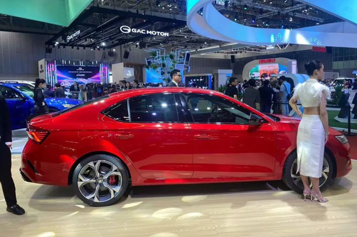 Skoda Octavia bản nâng cấp mới nhất có 2 cấu hình thân xe là sedan (Limo) và station wagon (Combi), trong đó, xe về Việt Nam trưng bày tại triển lãm VMS 2024 thuộc bản sedan, và còn là dòng RS, thể thao hơn, mạnh mẽ hơn, đương nhiên giá bán cũng cao hơn đôi chút.