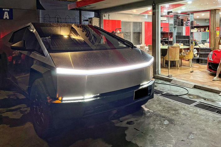 Theo ông Musk, thùng sau của xe không cần đến lót thùng như xe bán tải thông thường. Thùng xe còn được tích hợp ngăn chứa đồ có khóa với có thể tích 1.897 lít. Tân binh nhà Tesla được trang bị lốp chạy mọi địa hình với kích thước 35 inch (khoảng 890 mm). Bên cạnh đó là hệ thống treo khí nén thích ứng, có thể mang đến khoảng sáng gầm tối đa 442 mm cho mẫu xe bán tải này.