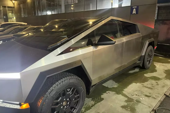 Bên trong mẫu xe bán tải thuần điện Tesla Cybertruck là không gian nội thất được thiết kế theo phong cách tối giản, xe được trang bị màn hình cảm ứng trung tâm 18,5 inch, màn hình giải trí 9,4 inch dành cho hành khách phía sau và trần kính toàn cảnh.