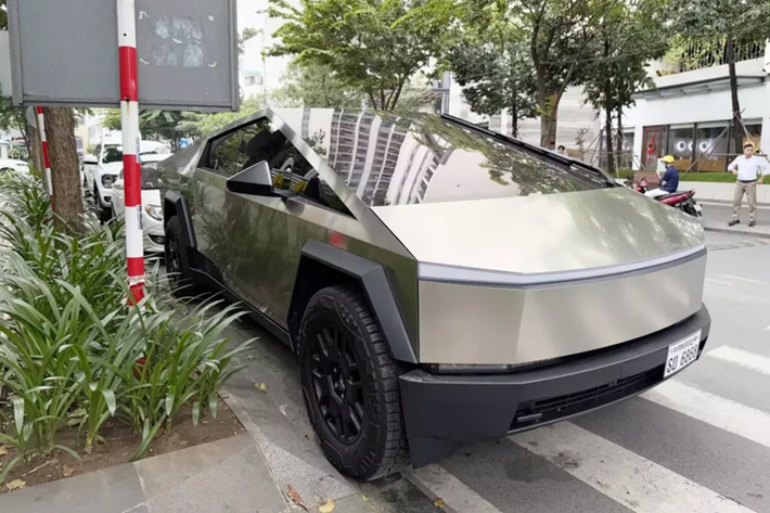Mới đây, tại 1 con đường ở quận 10, TP HCM đã xuất hiện chiếc xe bán tải điện Tesla Cybertruck đỗ ở đây. Được biết, chiếc xe Tesla Cybertruck đầu tiên ở Việt Nam và được đưa về vào tháng 10/2024 vừa qua.