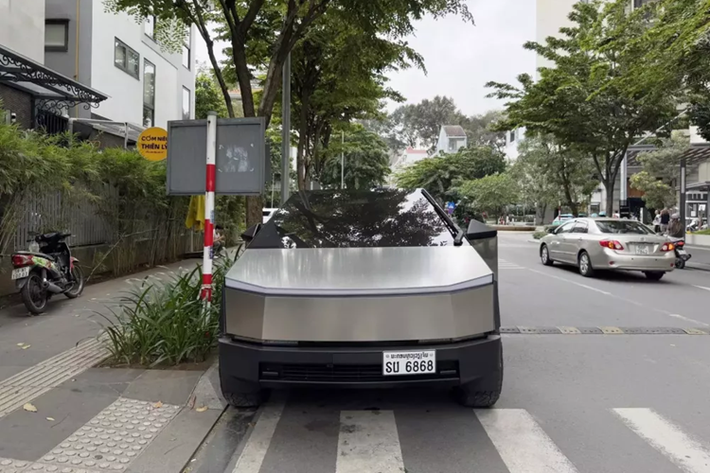Dù chiếc xe Tesla Cybertruck lăn bánh ở Việt Nam mang biển kiểm soát của Lào, nhưng người trải nghiệm là 1 đại gia Việt. Chiếc xe luôn là tâm điểm của mọi sự chú ý khi xuất hiện trên đường phố, bởi thiết kế lạ mắt, chẳng khác gì "tấm tôn di động".