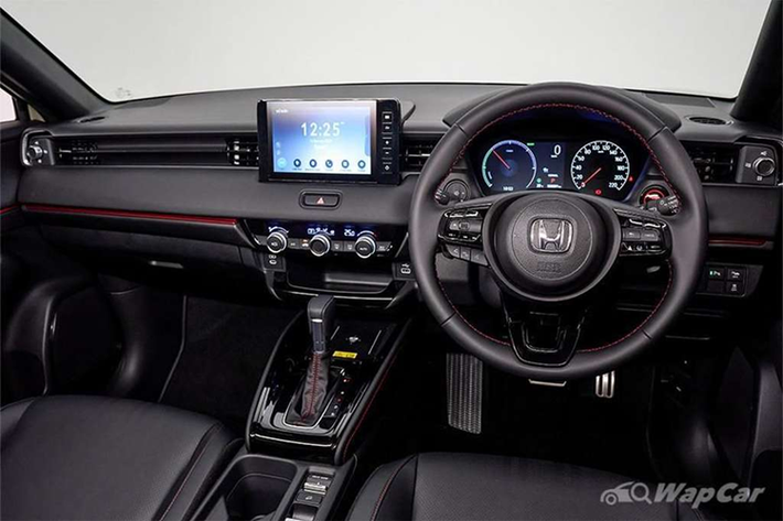 Honda HR-V 2024 sẽ được bổ sung màu sơn mới có tên Sand Khaki Pearl, đi cùng bộ mâm hợp kim 18 inch với 2 tông màu khá ấn tượng. Về nội thất, Honda HR-V mới có cụm điều khiển trung tâm được tái thiết kế, bàn sạc điện thoại không dây đặt nằm giữa cho hành khách bên dễ dàng sử dụng.