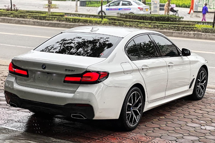 Xe hỗ trợ kết nối Apple CarPlay và Android Auto không dây cũng như tính năng điều khiển bằng giọng nói. Các tiện nghi khác gồm điều hòa tự động 4 vùng độc lập, đèn viền nội thất, chìa khóa thông minh Comfort Acces, cửa sổ trời chỉnh điện, vô lăng 3 chấu thể thao kiểu M Sport, hệ thống âm thanh vòm Harman Kardon và cửa hít…
