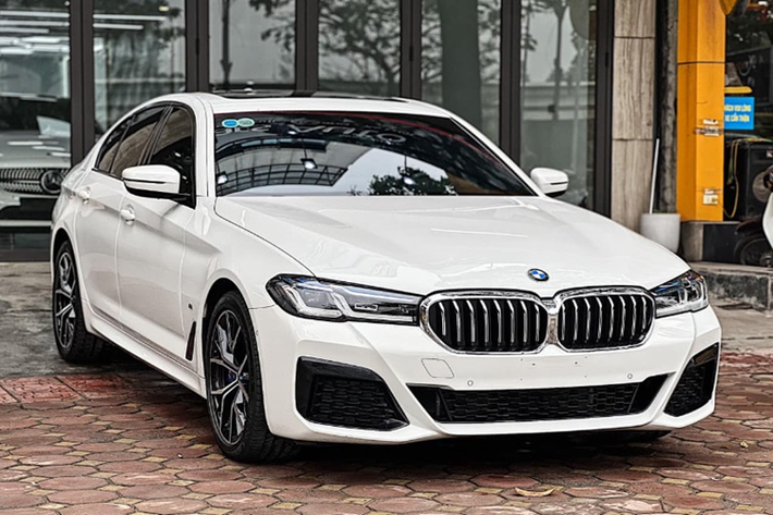 Cụ thể, khách mua mẫu BMW 530i M Sport sản xuất 2022 sẽ được ưu đãi lên đến 300 triệu đồng. Giá xe sau ưu đãi chỉ còn 2,459 tỷ đồng. Ngoài ra, khách mua còn được tặng gói bảo dưỡng miễn phí 5 năm.