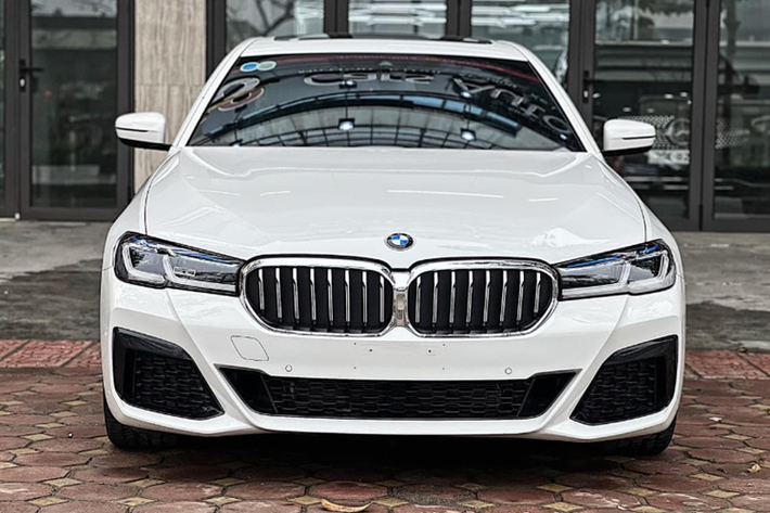 Đối với những khách hàng đang sử dụng các mẫu xe khác do Thaco Auto phân phối, còn được ưu đãi thêm khoảng 30 triệu đồng tiền mặt. Được biết, số xe BMW 530i M Sport giảm giá này được nhập khẩu nguyên chiếc từ Đức và số lượng xe hiện tại cũng không còn nhiều.