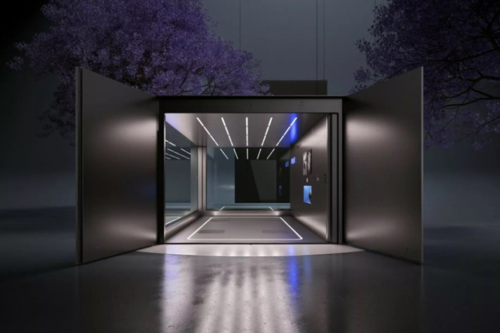 Garage còn có khu vực trưng bày đồ sưu tầm và một tấm bảng cá nhân mô tả thông tin xe. Ngoài ra, dưới sàn garage còn có một tấm đệm kê bảo vệ lốp xe trên sàn và chữ “Bugatti” phát sáng trên vách phía sau.