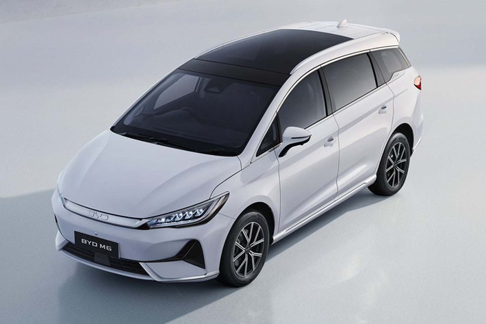 "Trái tim" của BYD M6 là mô-tơ điện mạnh 161 mã lực nằm trên cầu trước. Mô-tơ điện này kết hợp với pin có dung lượng 55,4 kWh, mang đến phạm vi di chuyển 420 km sau một lần sạc đầy pin theo tiêu chuẩn NEDC.