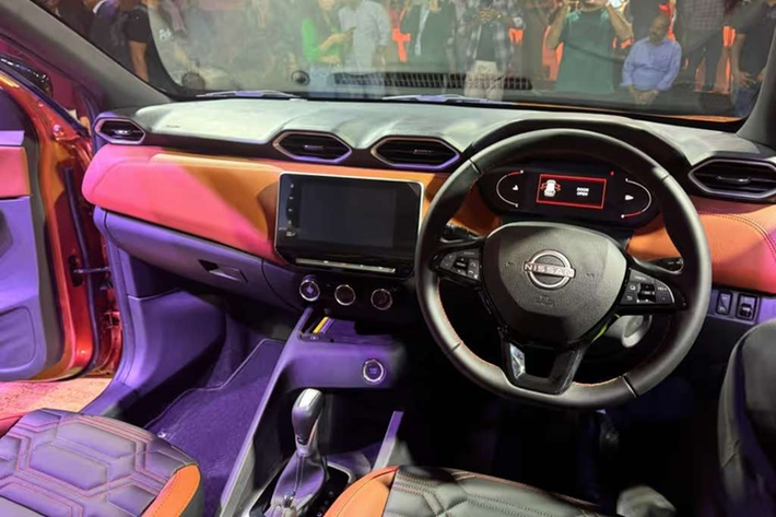 Nissan Magnite 2024 trông rất giống với phiên bản trước đó khi nhìn từ bên hông, ngoại trừ bộ vành hợp kim 16 inch được thiết kế mới. Còn lại xe vẫn được trang bị tay nắm cửa mạ crôm, OVRM (gương chiếu hậu ngoài) màu đen, thanh ray trên nóc xe màu bạc và ốp bạc trên cửa xe. Vị trí của logo “Magnite” ở phần trên của chắn bùn cũng không thay đổi.