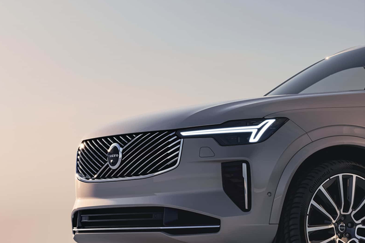 Mặc dù đã có tuổi đời cao hơn, XC90 vẫn là sản phẩm bán chạy thứ ba của công ty sau XC60 và XC40 rẻ hơn và nhỏ hơn. Theo một phát ngôn viên của công ty được Auto Express trích dẫn, XC90 sẽ không làm giảm doanh số của EX90 vì hai mẫu SUV này thu hút những đối tượng khách hàng khác nhau.