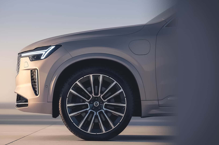 Mặc dù hiện đã có Volvo EX90 chạy điện nhưng thương hiệu sẽ sản xuất song song hai mẫu xe này. XC90 thế hệ trước cũng có vòng đời dài bất thường là 14 năm. Mẫu xe này được bán ra vào năm 2002 và vẫn được sản xuất cho đến năm 2016 khi XC Classic ngừng sản xuất tại thị trường Trung Quốc.