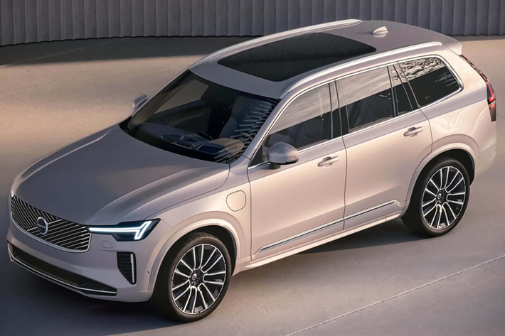 Được công bố vào tháng 3/2021, chiến lược đầy tham vọng này kêu gọi chấm dứt sản xuất ôtô sử dụng động cơ đốt trong vào năm 2030. Tuy nhiên vài tháng trước, thương hiệu thuộc sở hữu của Geely đã điều chỉnh lại mục tiêu của mình bằng cách tuyên bố rằng ôtô sử dụng động cơ đốt trong sẽ tiếp tục hoạt động và mẫu xe SUV XC90 sẽ tiếp tục sản xuất.