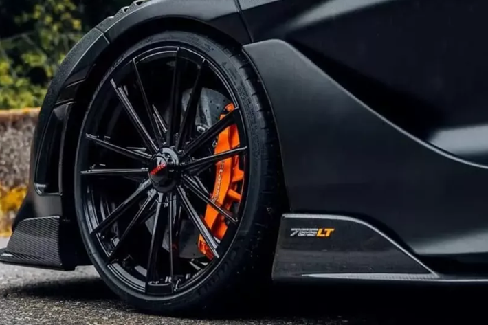 Về chiếc McLaren 765LT bị triệu hồi, hãng xe Anh quốc đã tiết lộ rằng cửa sổ sau của siêu xe, được làm từ polycarbonate nhẹ, có thể bị bong ra khỏi khung đỡ do lỗi bám dính.