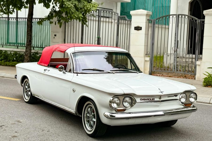 Theo thông tin từ người bán, chiếc xe Chevrolet Corvair đời 1962 mui trần này hiện được rao bán trên sàn xe cũ Việt có giá 2,25 tỷ đồng.