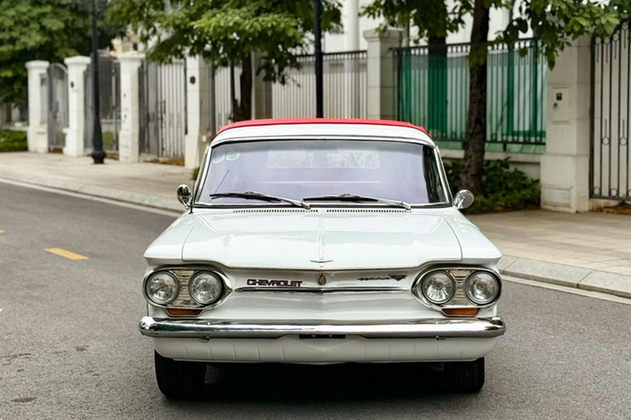 Tại Việt Nam hiện chỉ có đúng 2 chiếc Chevrolet Corvair Convertible siêu hiếm còn đang lăn bánh. Chiếc xe được rao bán có ngoại thất màu trắng, trong khi chiếc còn lại màu đỏ