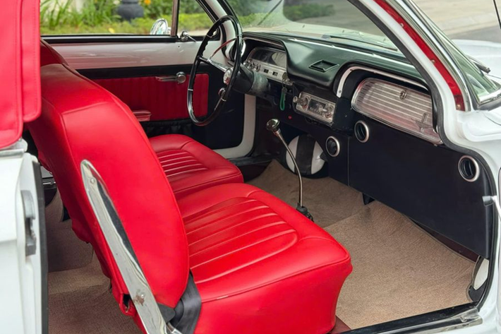 Đối với nhiều người yêu thích xe cổ, Chevrolet Corvair không chỉ là một phương tiện di chuyển, mà còn là một biểu tượng của thiết kế ô tô và tiến bộ công nghệ.