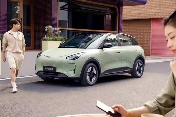 Mức giá xe Geely Geome Xingyuan từ 69.800 nhân dân tệ – 98.800 nhân dân tệ (9.900 – 14.000 USD), tương đương 230 triệu đến 326 triệu đồng.