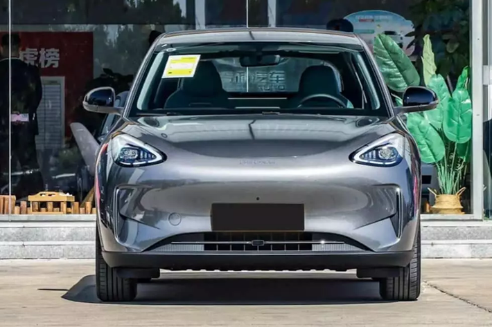 Về ngoại thất, Geely Geome Xingyuan 2025 mới có thiết kế tròn trịa và dễ thương. Vị quan chức này cho biết thiết kế này lấy cảm hứng từ “nụ cười”. Kích thước xe bao gồm chiều dài, chiều rộng và chiều cao lần lượt sẽ là 4135/1805/1570 mm, chiều dài cơ sở 2650 mm và có thể chở 5 người theo tiêu chuẩn.