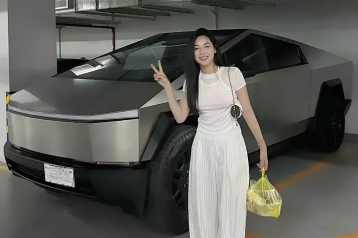 Tesla Cybertruck tại Việt Nam đang là chiếc xe nhận được sự quan tâm đặc biệt của cộng đồng mạng tại Việt Nam, lần đầu tiên xuất hiện ở nước ta, mẫu SUV điện của ông Elon Musk đã gây sự thích thú với thiết kế to lớn, và đầy góc cạnh, khách xa những xe SUV khác đang có mặt trên thị trường.