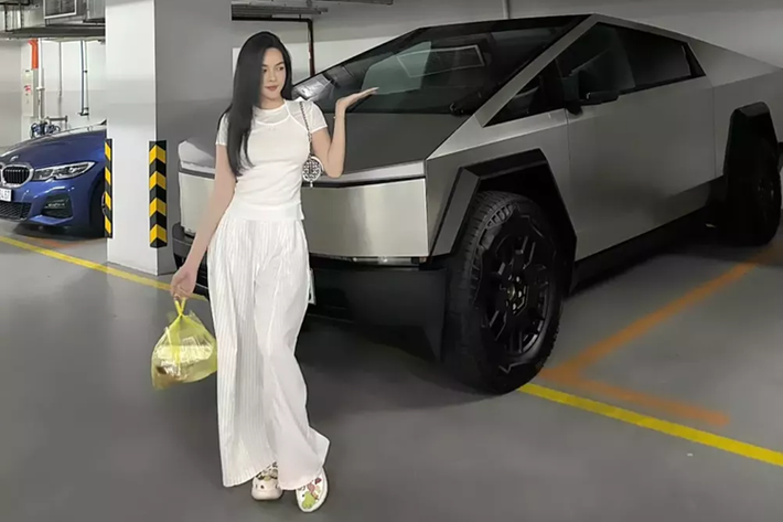Thực tế, chưa có xe nào có thiết kế độc đáo và lạ như bán tải điện Tesla Cybertruck, nhiều người còn đùa rằng chẳng khác gì các tấm tôn chắp vá lại. Và 1 hot girl đã rất thích thú khi nhìn thấy chiếc xe Tesla Cybertruck xuất hiện dưới bãi đỗ xe của chung cư mà mình đang ở.