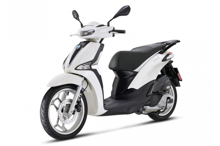 Piaggio Liberty 2025 mới sẽ được phân phối tại thị trường châu Âu với ba tùy chọn động cơ: 50cc, 125cc và 150cc. Xe sở hữu thiết kế mới với đèn pha LED mỏng hơn và cà vạt bổ sung các hoạ tiết lấy cảm hứng từ Medley.