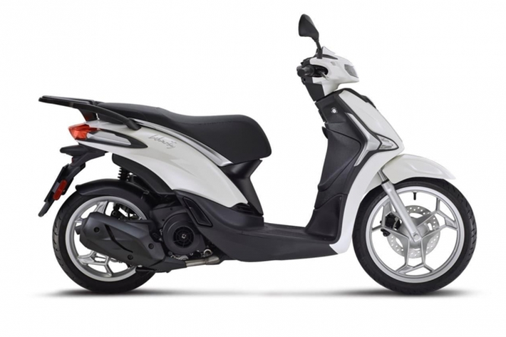 Không chỉ vậy, mẫu xe ga Piaggio Liberty 2025 còn có cụm đồng hồ mới với màn hình LCD màu 5 inch. Màn hình này có khả năng tự động điều chỉnh độ sáng, giúp hiển thị rõ thông tin ngay cả trong điều kiện ánh sáng thay đổi liên tục.