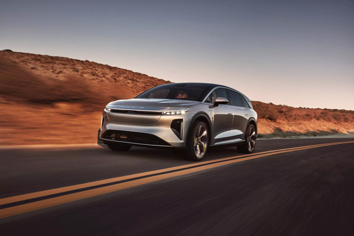 Khoảng một tháng sau khi Lucid Motors bắt đầu nhận đơn đặt hàng cho mẫu xe thứ hai và cũng là mẫu SUV đầu tiên của hãng, Lucid Gravity 2025 mới đã chính thức được sản xuất thương mại vào ngày 5/12.