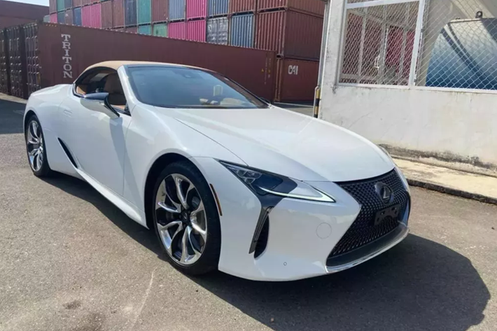 Lexus LC 500 độc nhất Việt Nam này là 1 trong những chiếc xe thể thao khá thú vị của hãng xe Nhật Bản, nó dường như được sinh ra để khách hàng thích dòng xe LFA nhưng không đủ tiền để sở hữu, từ thiết kế đến khả năng vận hành... chính điều này đã có gần 5 chiếc xe Lexus LC 500 về Việt Nam, nhưng chỉ có đúng 1 chiếc thuộc bản mui trần.