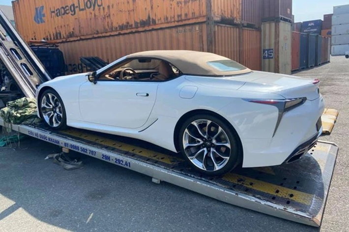 Lexus LC 500 Convertible sử dụng động cơ hút khí tự nhiên V8, dung tích 5.0 lít sản sinh ra công suất tối đa 471 mã lực tại vòng tua máy 7.100 vòng/phút và mô-men xoắn cực đại 539 Nm tại vòng tua 4.800 vòng/phút.