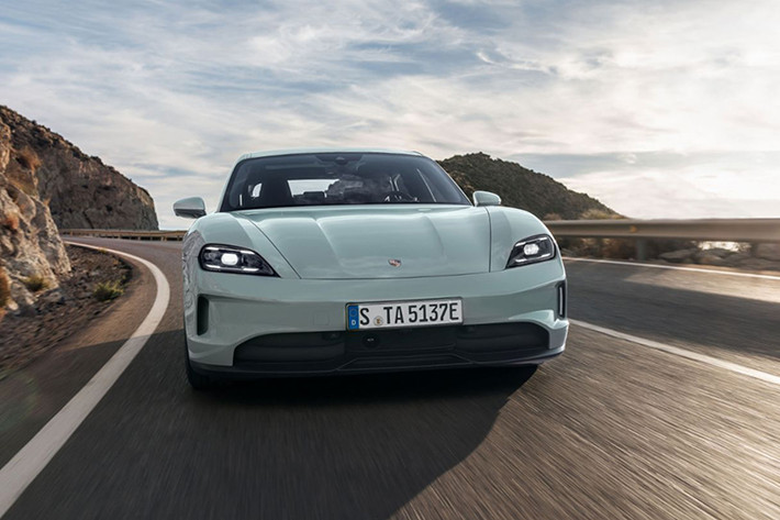 Porsche Taycan tại Việt Nam là một trong những mẫu xe điện hạng sang đầu tiên được phân phối chính hãng vào cuối năm 2020. Sau gần 4 năm, mẫu xe điện này chuẩn bị được bổ sung phiên bản nâng cấp giữa vòng đời. Theo đó, Porsche Taycan 2025 sẽ chính thức ra mắt thị trường Việt Nam vào ngày 17/10.