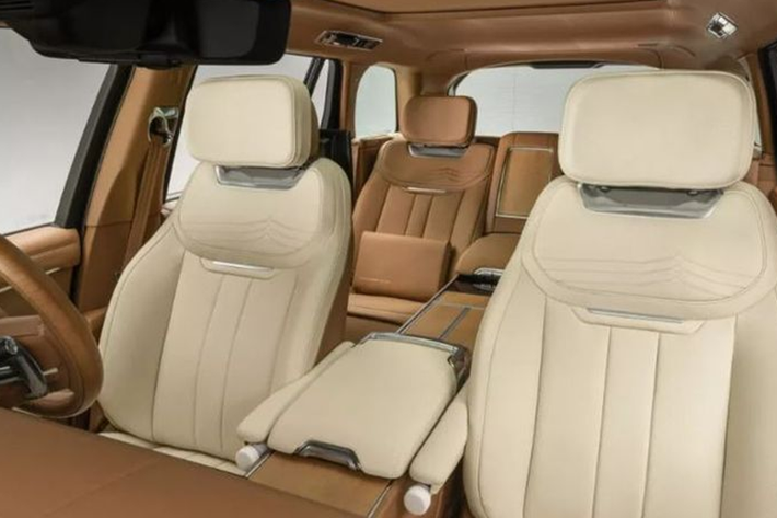 Các chi tiết như lưới tản nhiệt, cản xe, gương chiếu hậu và cửa cốp đều được hoàn thiện với màu Corinthian Bronze nổi bật. Kết hợp với đó là bộ mâm hợp kim 23 inch, hoàn thiện bằng 2 tông màu xám đậm và nâu đồng.