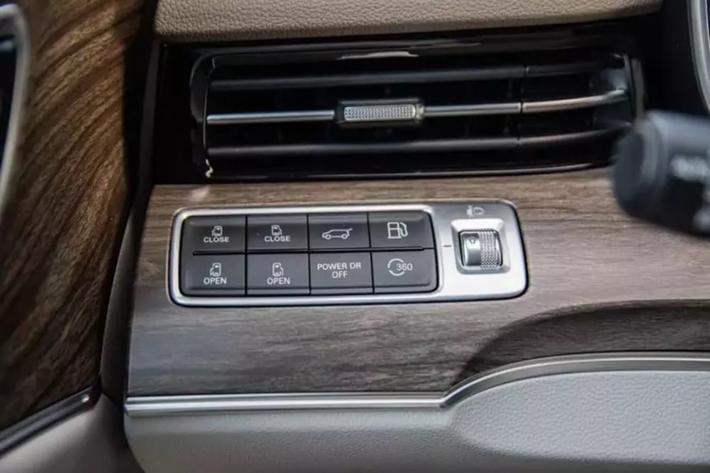Bên trong, buồng lái được trang bị bảng điều khiển LCD 12,3 inch đầy đủ và màn hình điều khiển trung tâm nổi 12,8 inch với hệ điều hành AliOS tích hợp từ Banma, hỗ trợ nhận dạng giọng nói, mạng 4G và cập nhật OTA. Điều đáng chú ý là vô lăng đáy phẳng hai chấu là một thiết kế mới.