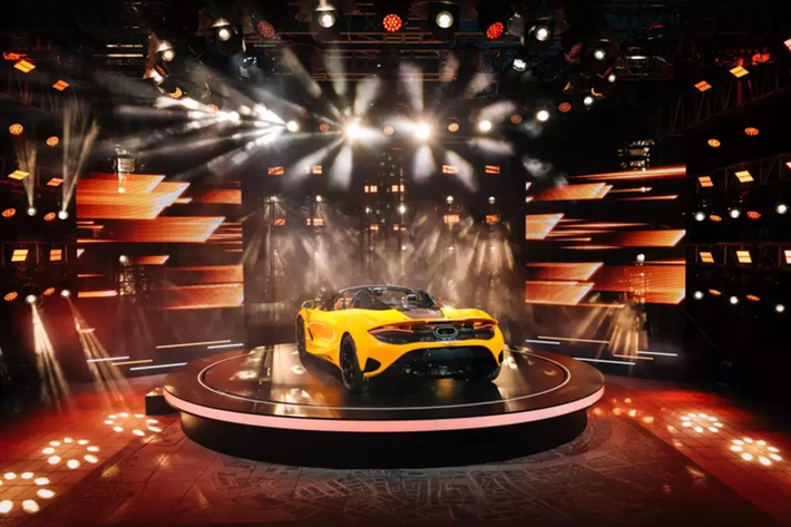 Vì là bản mui trần, nên chiếc xe McLaren 750S Spider này sẽ có lợi thế so với McLaren 750S của đại gia tài chính mua trước đó chính là việc chỉ cần 11 giây, chủ xe đã có thể mở hoặc đóng mui xe, ngay cả khi lăn bánh chiếc xe này vẫn có thể mở mui nhưng tốc độ được yêu cầu dưới 50 km/h.