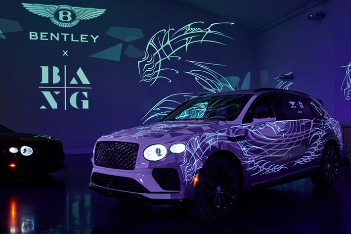 Chiếc xe SUV siêu sang Bentley Bentayga này có tông màu sơn hoang dã kết hợp giữa tông màu xám và đen với điểm nhấn Blu Glauco, hãng xe Ý cũng tạo ra một số điểm nhấn tùy chỉnh cho nội thất của xe.