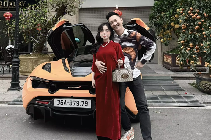 Chưa hết, chủ xe còn lựa chọn bộ mâm 5 chấu dạng chữ Y, kích thước 20 inch, với các chấu mâm đối xứng và do hãng độ Mansory sản xuất. Cuối cùng là việc lột xác nhẹ cho chiếc McLaren 720S này bằng bộ khuếch tán lớn, khá hầm hố, cản sau sử dụng carbon của TopCar, thay vì dạng vật liệu composite nhẹ của nguyên bản, giúp tổng thể xe hài hòa hơn.