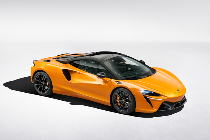 Tính tổng công suất trên siêu xe McLaren Artura khi kết hợp động cơ xăng và điện là 671 mã lực.