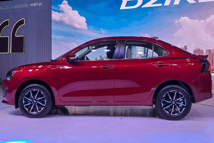 Suzuki Swift 2025 bản sedan sở hữu kích thước dài x rộng x cao lần lượt 3.995 x 1.735 x 1.525 mm và chiều dài cơ sở 2.450 mm cùng khoảng sáng gầm 163 mm. So với phiên bản cũ, xe chỉ cao hơn 10 mm. Trong khi đó, thiết kế ngoại thất của Suzuki Swift phiên bản sedan lột xác hoàn toàn so với thế hệ cũ.