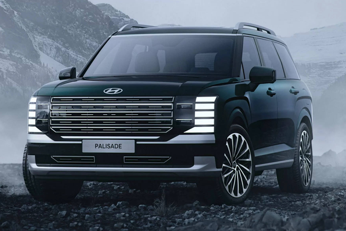 Kiểu dáng mới của mẫu xe SUV Hyuyndai Palisade 2025 có hình dạng góc cạnh hơn, thể hiện sự khác biệt so với vẻ tròn trịa, mềm mại của thế hệ cũ. Phần đầu xe nổi bật với các khối đèn LED lớn gắn dọc hai bên lưới tản nhiệt thẳng đứng đầy uy nghiêm.