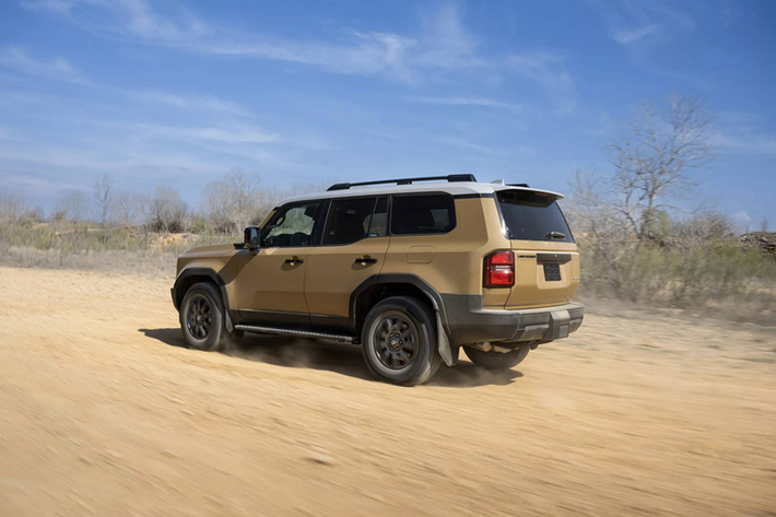 Land Cruiser Prado 2025 dành cho thị trường Mỹ chỉ có duy nhất một loại hệ truyền động hybrid với động cơ xăng 2.4L i-FORCE MAX, sản sinh công suất 326 mã lực và mô-men xoắn 630 Nm. Sức mạnh được truyền tới cả bốn bánh thông qua hộp số tự động 8 cấp. Hệ dẫn động 2 cầu toàn thời gian tiêu chuẩn đi kèm các khóa vi sai trung tâm và cầu sau, cùng hộp số phụ hai cấp.