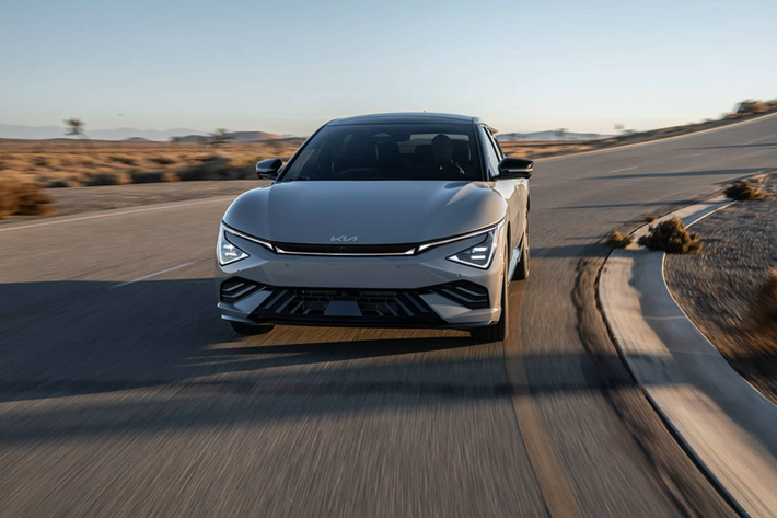 Đến nay, khi tham gia triển lãm Ô tô Los Angeles 2024, Kia tiếp tục mang mẫu SUV điện cỡ trung này đến để trưng bày và giới thiệu cho khách hàng Mỹ. Điểm nhấn của Kia EV6 2025 mới dành cho thị trường Mỹ chính là phiên bản GT hiệu năng cao, tương tự như sự bổ sung dành cho “đàn anh” EV9.