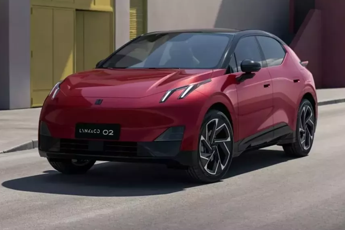 Lynk & Co cho biết thử nghiệm đã cho thấy “người đi bộ thấy hệ thống này là một giải pháp thay thế tốt hơn so với tiếng còi xe giật mình thông thường”. Về kích thước, chiếc crossover này có chiều dài 175,6 inch (4460 mm), rộng 72,6 inch (1845 mm) và cao 61,9 inch (1573 mm) với chiều dài cơ sở là 108,5 inch (2755 mm).