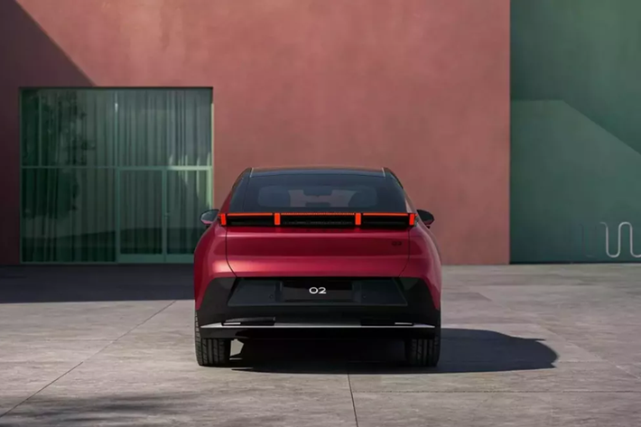 Được quảng cáo là một chiếc coupe crossover năm cửa nổi bật, 02 có phần đầu xe được tối ưu hóa về mặt khí động học với cụm đèn chia đôi và cửa hút gió chủ động. Các nhà thiết kế cũng đã trang bị cho mẫu xe này một mái kính toàn cảnh, lớp sơn hai tông màu và bánh xe 19 hoặc 20 inch.