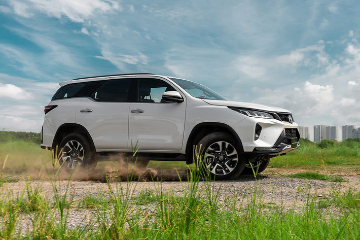 Khả năng cao phiên bản của mẫu xe SUV Toyota Fortuner 2025 mới sẽ được trang bị động cơ xăng dung tích 2.694cc, cho công suất 164 mã lực và mô-men xoắn 245 Nm.
