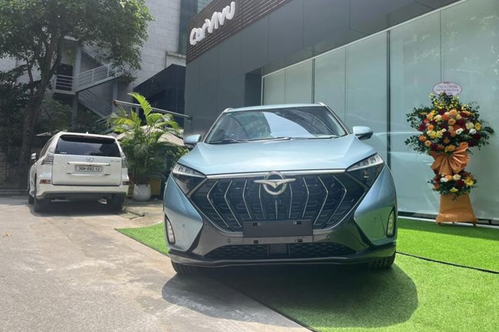Cụ thể, Haima 7X bản chạy xăng hiện có giá thực tế chỉ 669 triệu đồng tại đại lý, tức giảm 196 triệu so với giá niêm yết. Trong khi đó, các phiên bản còn lại không được tư vấn viên đề cập. Đây là lần giảm giá sâu nhất của Haima 7X kể từ khi ra mắt cho tới nay.