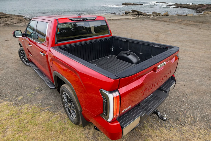 Mẫu xe bán tải Toyota Tundra 2025 cũng có nhiều trang bị tiện nghi khác bao gồm màn hình thông tin giải trí 14 inch, cụm đồng hồ kỹ thuật số 12,3 inch và hệ thống âm thanh JBL 12 loa. Tất cả các mẫu Tundra được bán tại địa phương đều bao gồm chế độ bảo hành tiêu chuẩn 5 năm, không giới hạn số kilometer của Toyota.